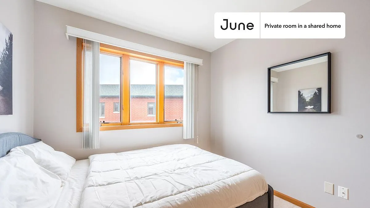 Queen bedroom in 4 bed/2.5 bath home in Chinatown #1632 B — Photo 4