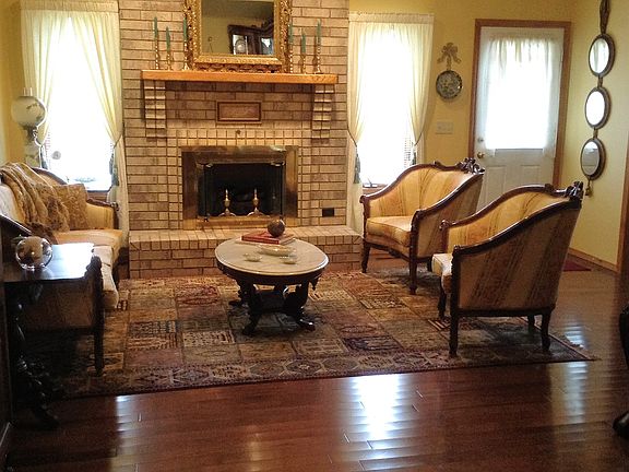 Living Room/Gas Fireplace