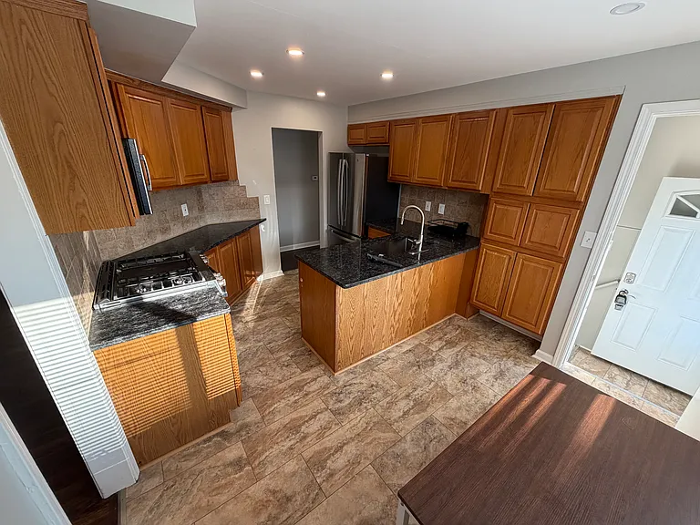 21523 Stephens St — Photo 5