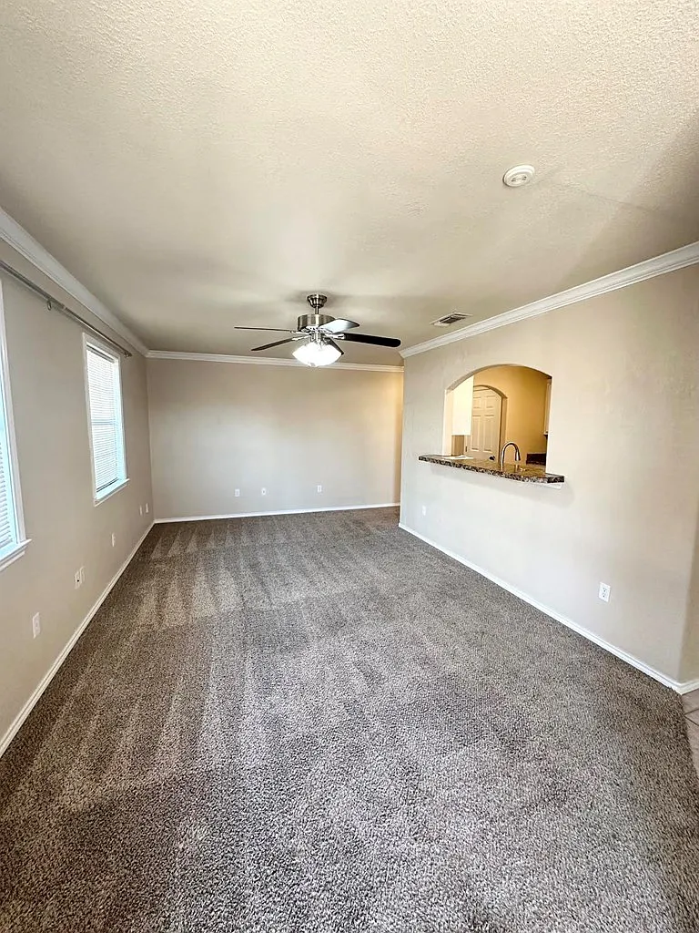 Building Photo - 410 W Pine Ave #B