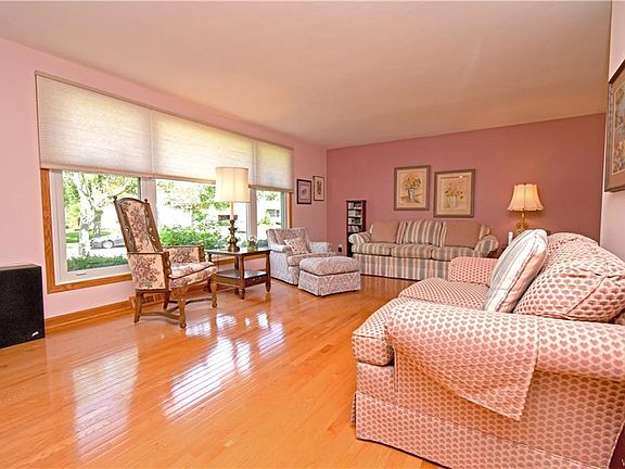 4th image of 169 Millbrook Dr