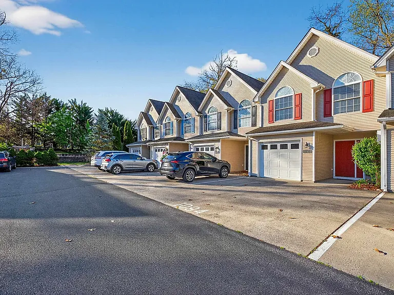 1094 Oakdale Ct — Photo 2