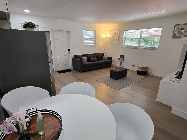 704 NE 8th St #1 — Photo 5