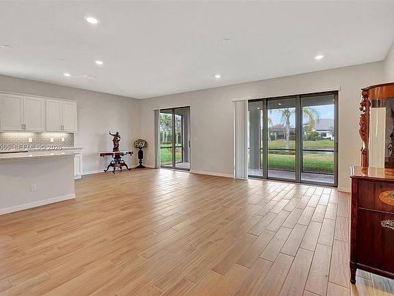 5th image of 727 SE Boboli Way