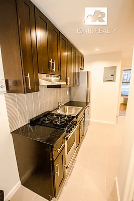 Rented by Jonis Realty | media 8