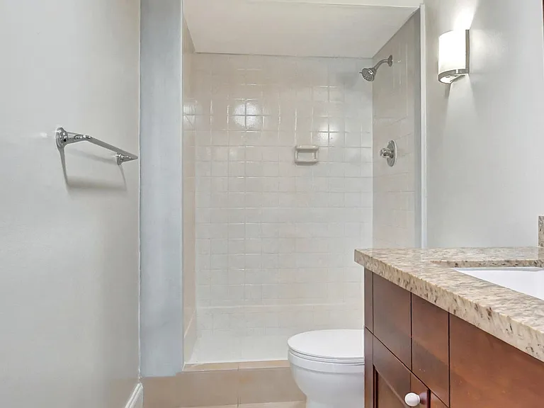 450 NW 20th St #2020 — Photo 14
