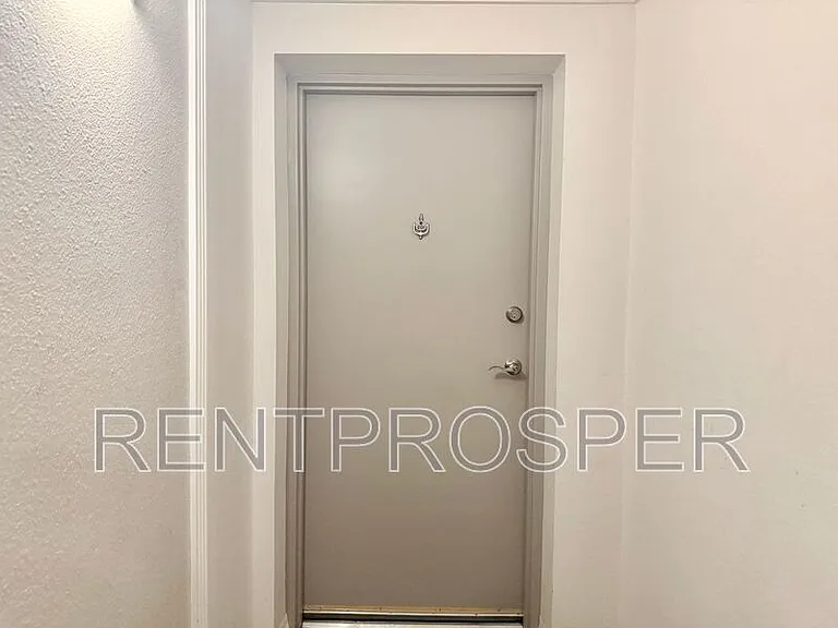 1100 Delaney Ave #F201 — Photo 2