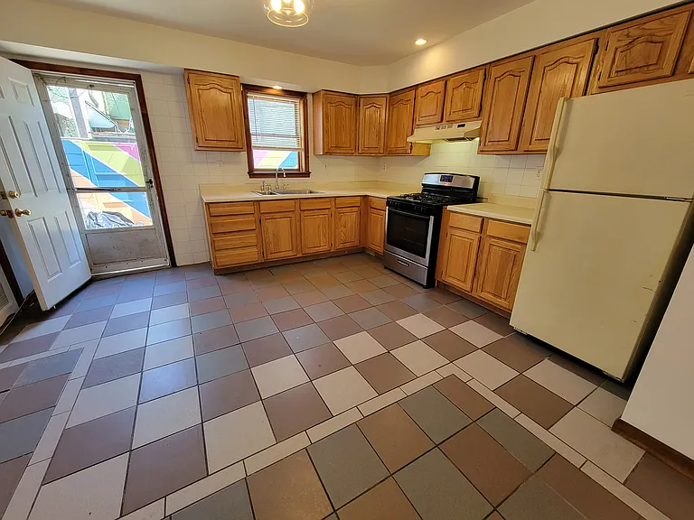 947 Tree St — Photo 3