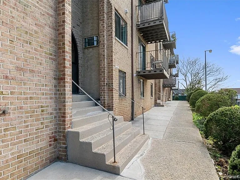 142 Trenchard St #2E — Photo 2