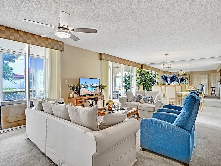 107 Half Moon Cir #H1 — Photo 16