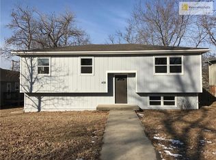 408 W Piankishaw St, Paola, KS 66071