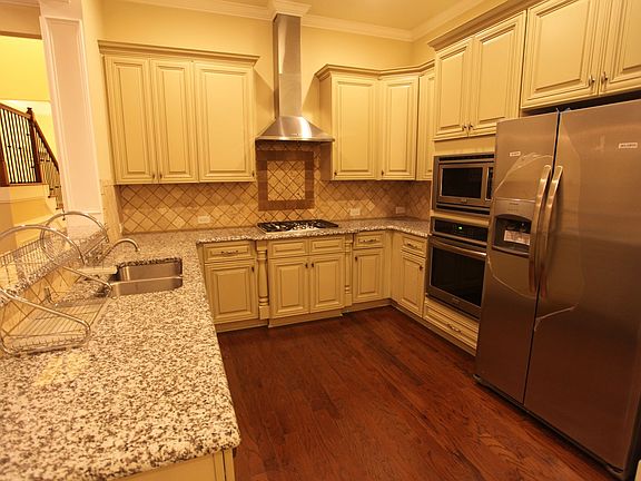 5th image of 693 Banbury St