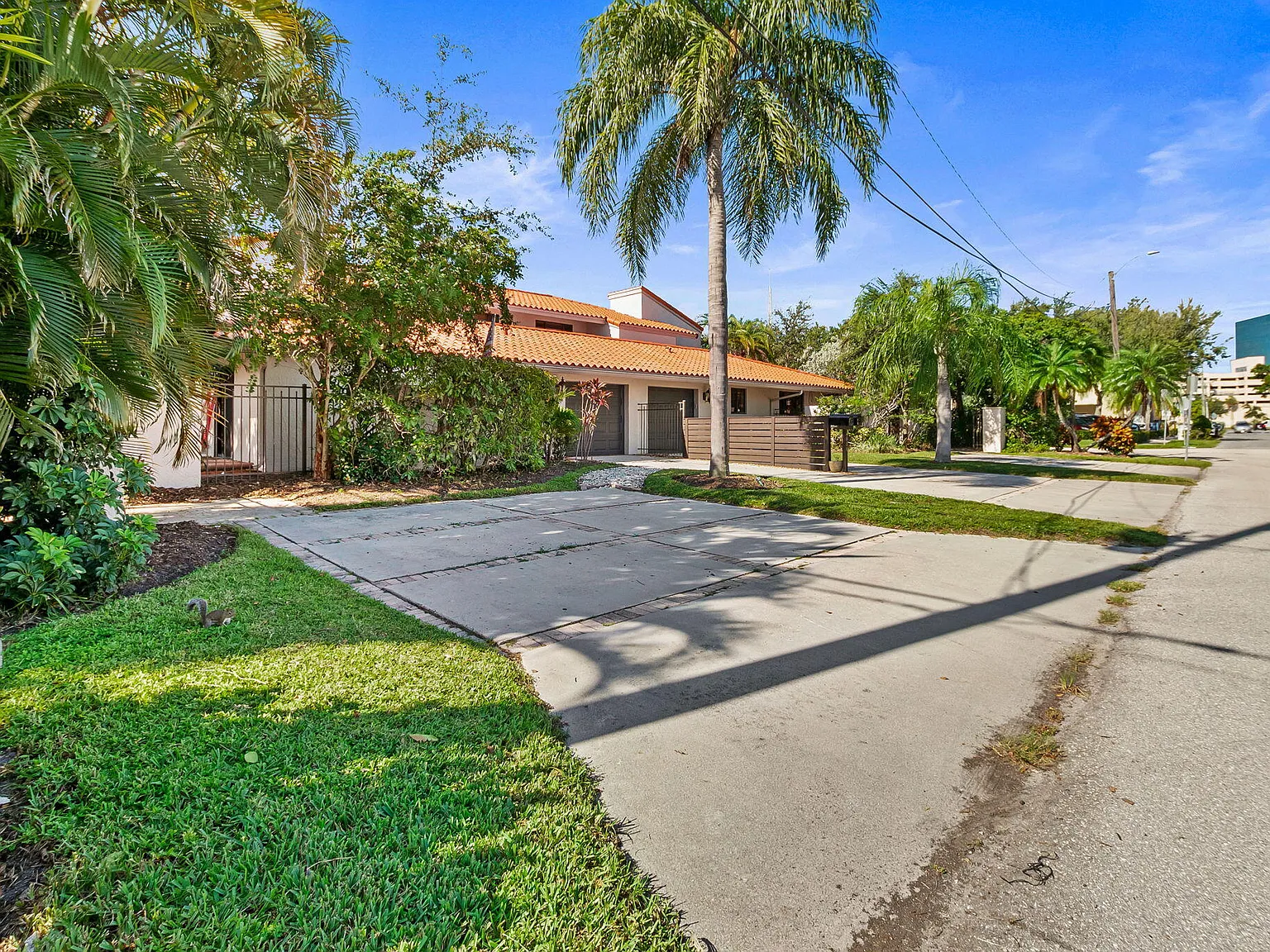 3 bed, 2.5 bath, 2250 sqft, $3,995 — Photo 3