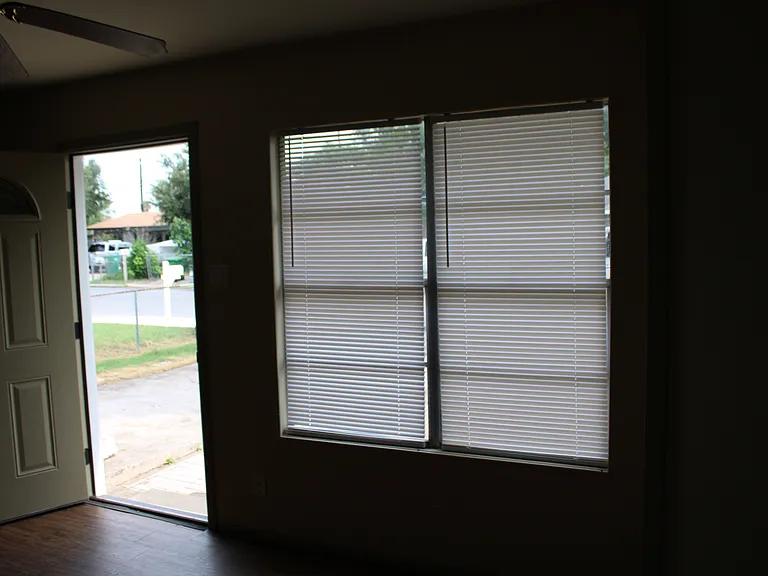 803 W Lee St — Photo 3