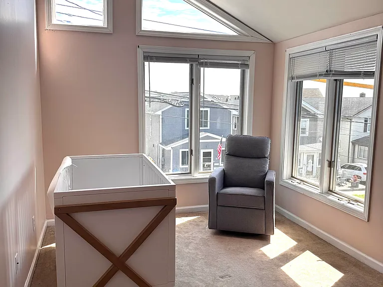 35 Lawrence Ave — Photo 9