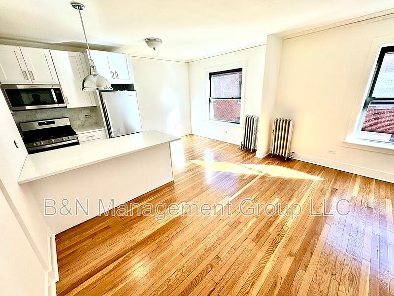 1st image of 918 W Oakdale Ave #2N