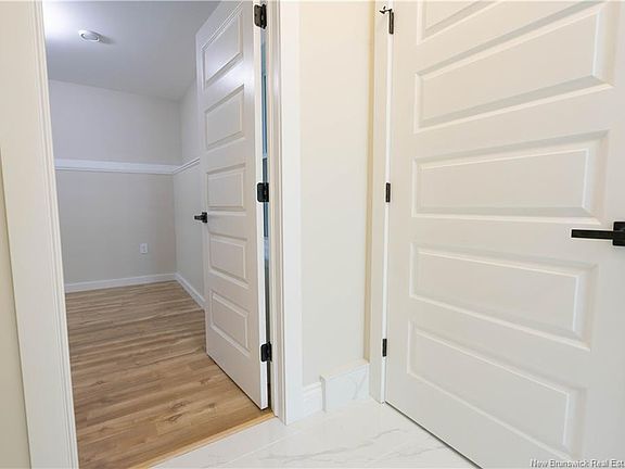 4th image of 23 Harding St