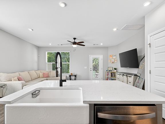 5th image of 174 Brighton Ln