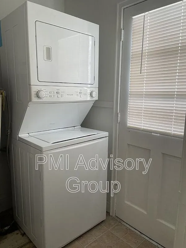 2 bed, 1.0 bath, 720 sqft, $1,050 — Photo 2