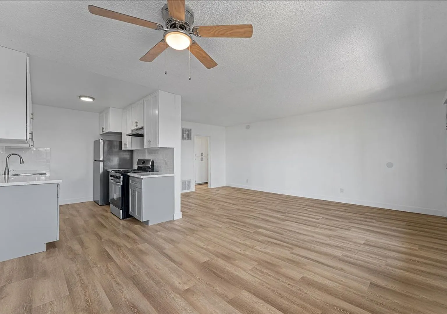 Beautiful Two Bedroom Apartment Located In The Heart of Baldwin Village! — Photo 3