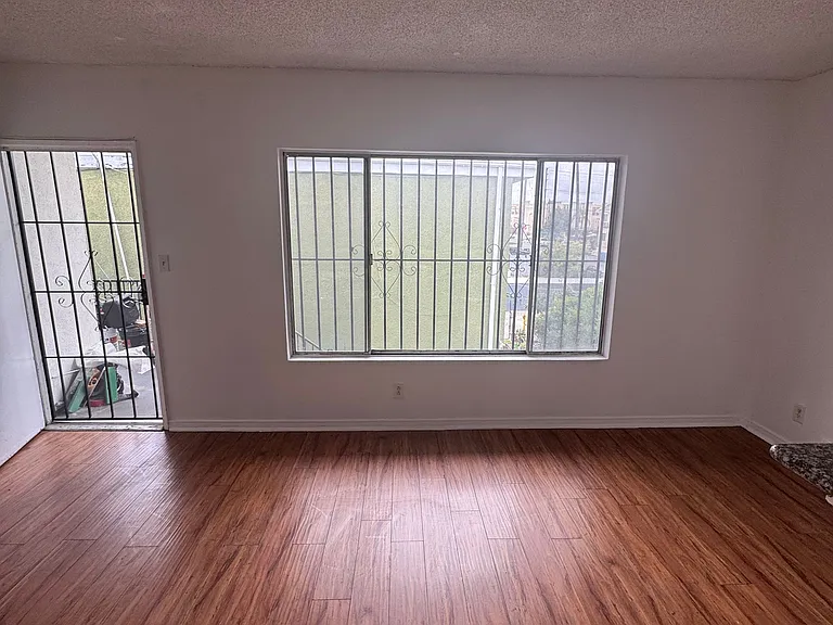 932 W 80th St #5 — Photo 5