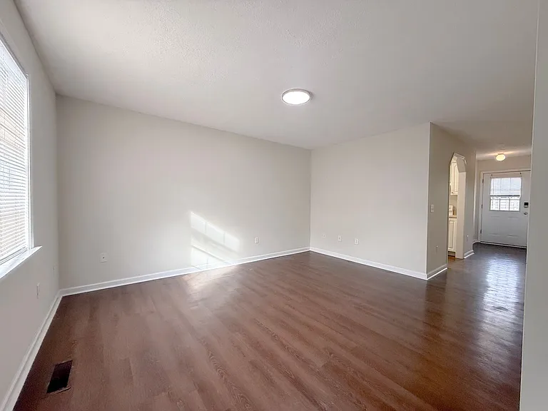 1219 Byrne Ave — Photo 2