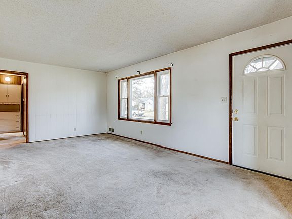 4th image of 810 Fredrick Dr