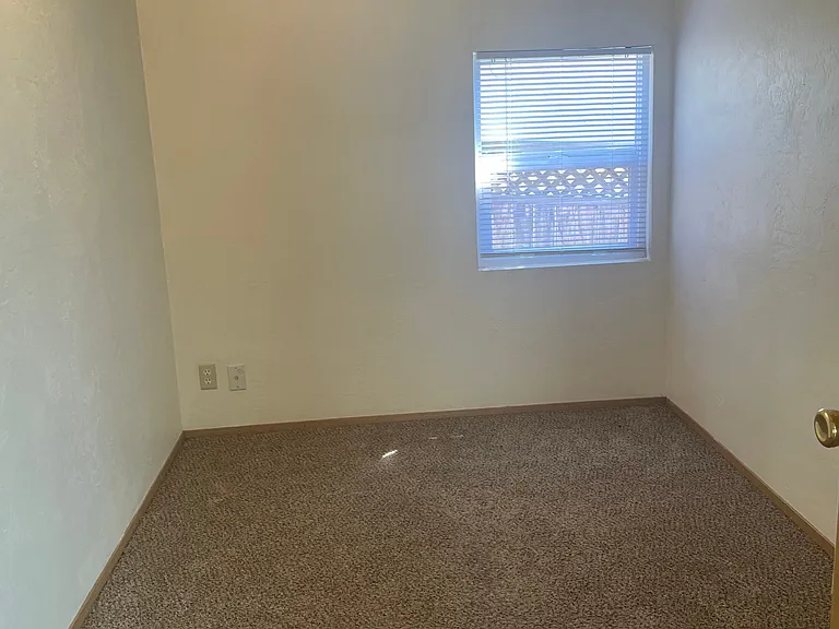 2025 Devos St — Photo 10