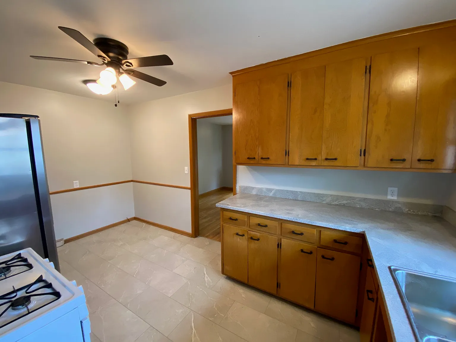 3 bed, 1.0 bath, 1200 sqft, $1,950 — Photo 3