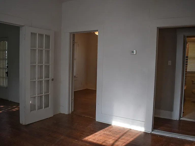 2246 E Houston St — Photo 24