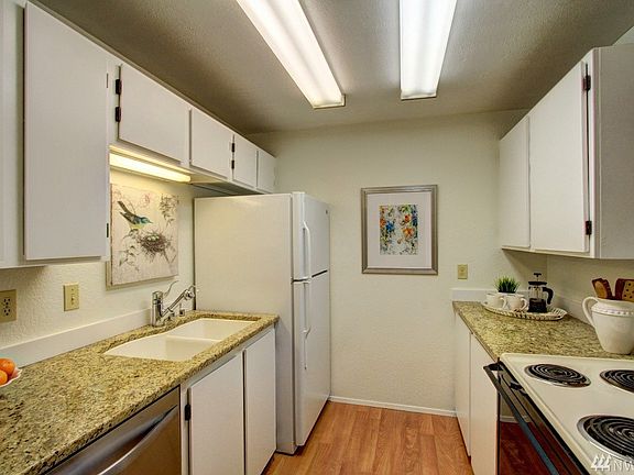 4th image of 19857 25th Ave NE #303