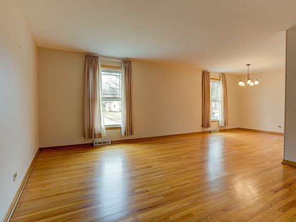 3rd image of 825 Tamarack Dr
