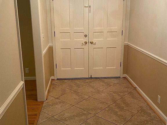 3rd image of 850 Sherman Oaks Dr