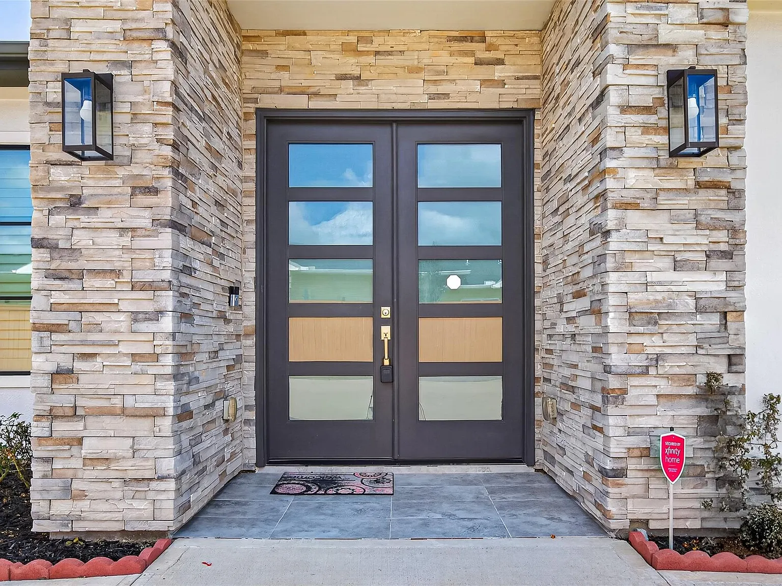 3 bed, 3.0 bath, 2642 sqft, $2,700 — Photo 2