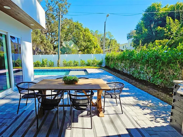 1156 Cocoanut Ave — Photo 37