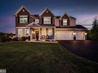 206 Woods Edge Dr, Douglassville, PA 19518