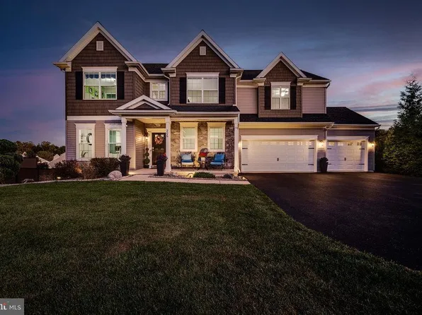 206 Woods Edge Dr, Douglassville, PA 19518