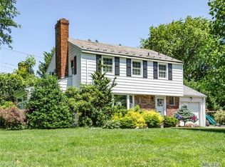 21 Salem Ln, Port Washington, NY 11050