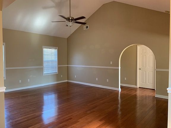 3rd image of 817 Dianne Ct W
