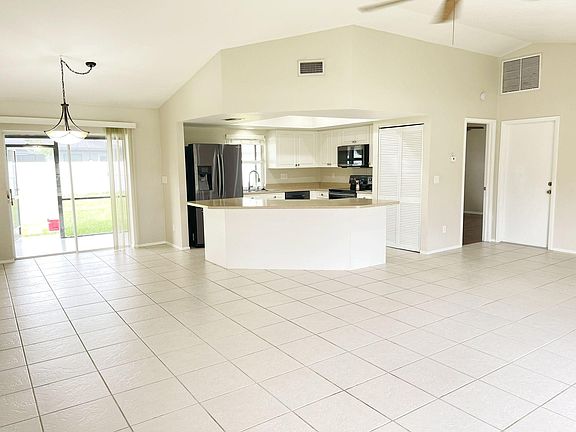 5th image of 305 SW 29th St