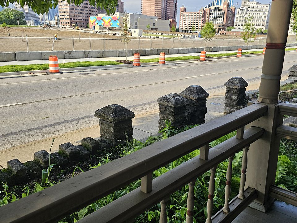 Front porch, City skyline, Route of Marathons