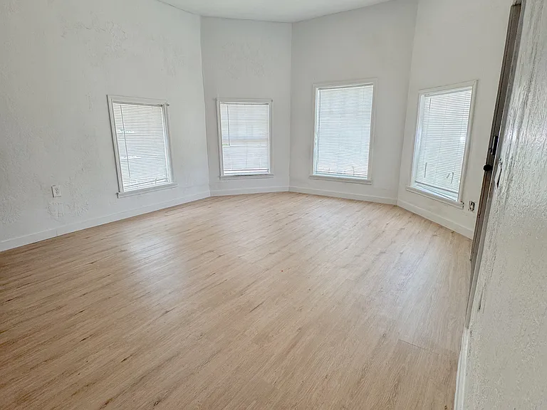 2385 Poplar St — Photo 3
