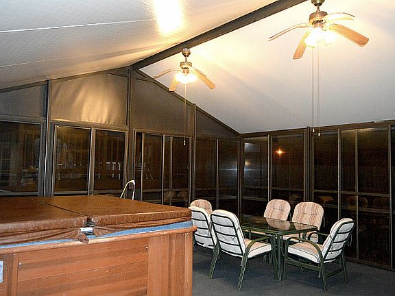 SCREENED IN - HOT TUB