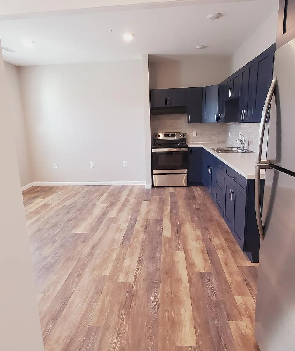 2 bed, 1000 sqft, $1,600 — Photo 3