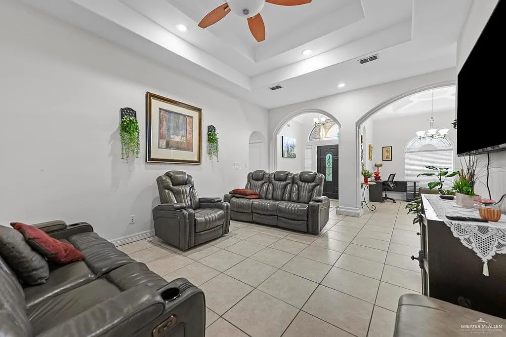 3 bed, 2.0 bath, 1944 sqft, $3,000 — Photo 4