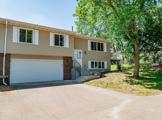 4699 Ridge Cliff Dr, Saint Paul, MN 55122