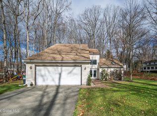 16 Bittersweet Ln, Clifton Park, NY 12065