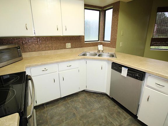 5th image of 19 Oxford Ln