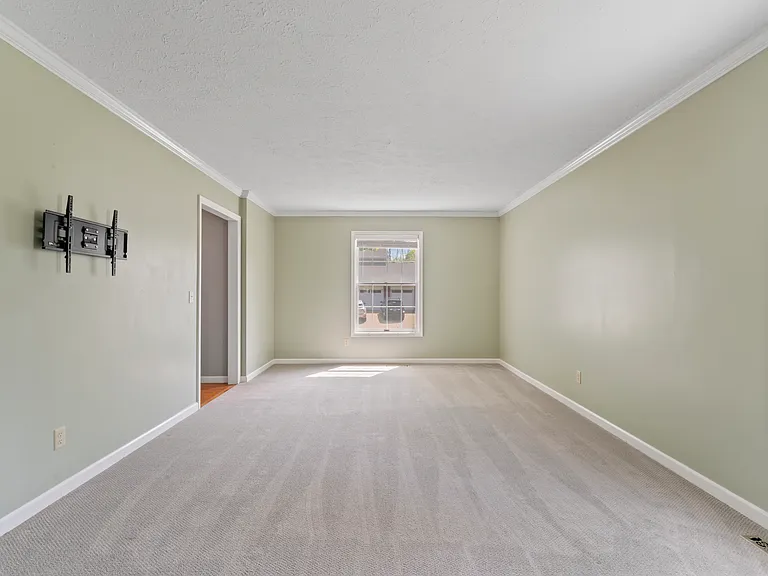 4690 Lindbergh Dr — Photo 22