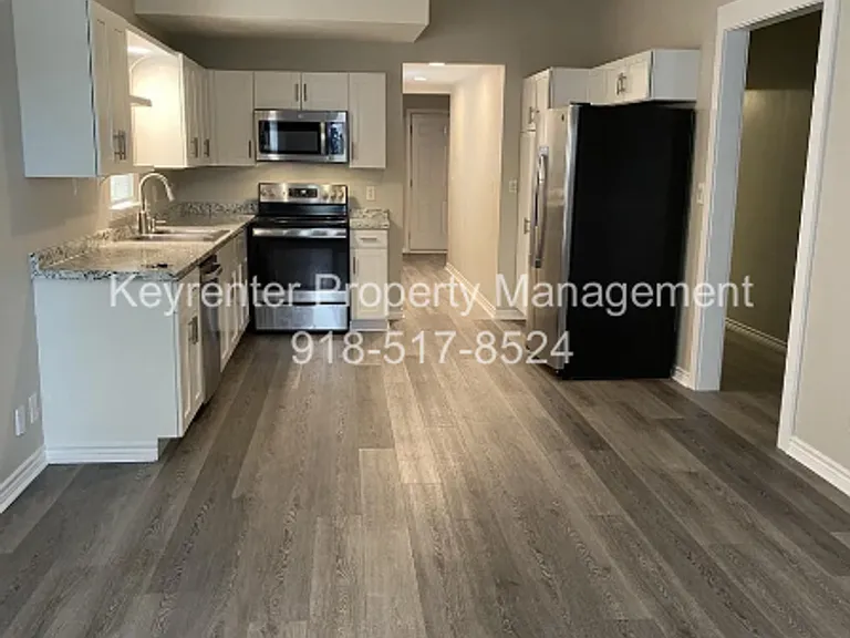 317 E Will Rogers Blvd — Photo 2